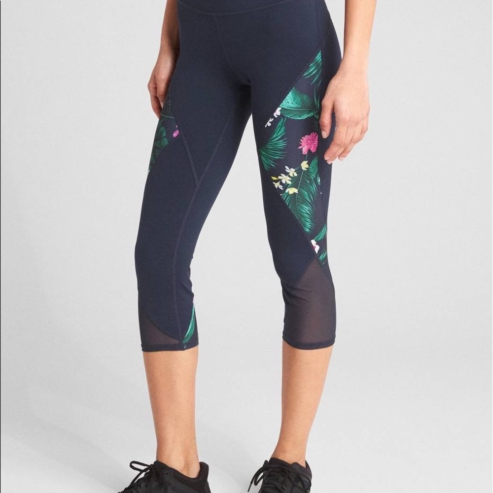 New GapFit Navy with tropical floral print Capri leggings size M